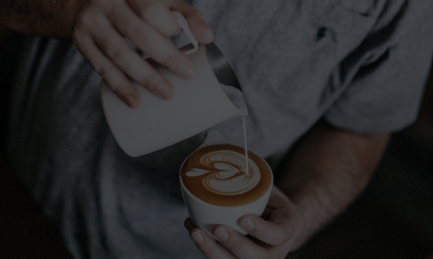 De l'eau chaude est versée avec une bouilloire dans une tasse de café.